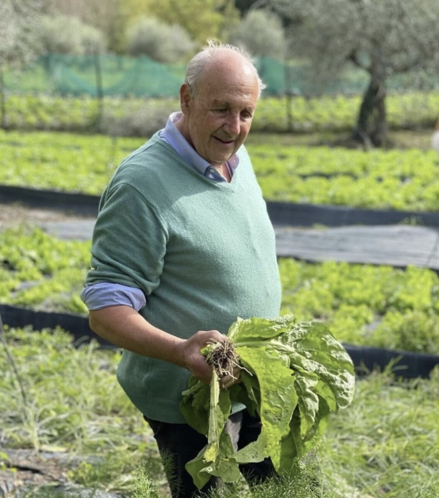 Andrea Battiata, fondatore del metodo Orto bioattivo, con un cespo di insalata appena raccolto